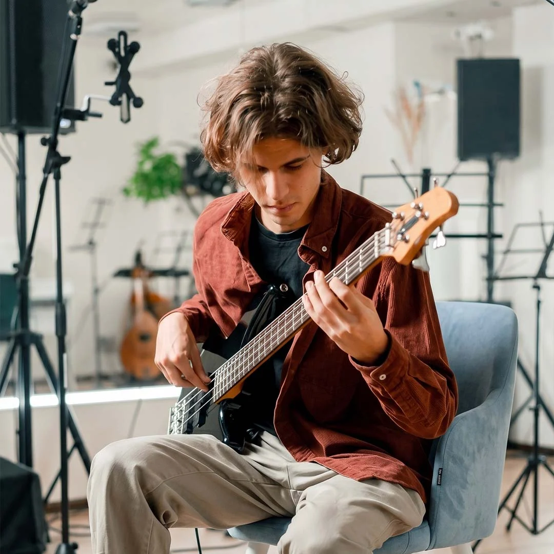 elektro gitar çalan genç bir öğrenciniz elektro gitar çalan genç bir öğrenciniz